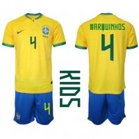 Otroški Nogometni dresi Brazilija Marquinhos #4 Domači SP 2022 Kratek Rokav (+ Kratke hlače)